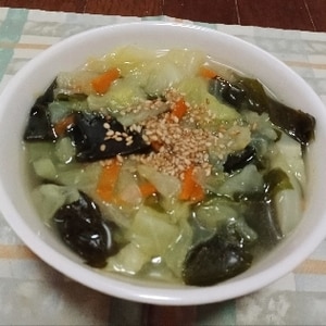 簡単！キャベツとわかめとセロリ葉の中華スープ